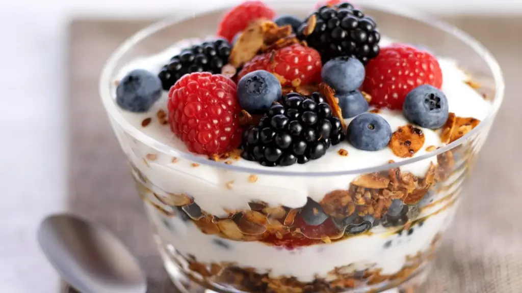 20 Healthy Breakfast Ideas To Start Your Day Right 3 Granola Greek Yogurt | healthy breakfast ideas
